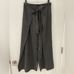 Aqua brand tie waist culottes. Size M